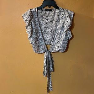 SHEIN BRAND BLACK AND WHITE PRINT RUFFLE SLEEVE WRAP TIE CROP TOP SZ M